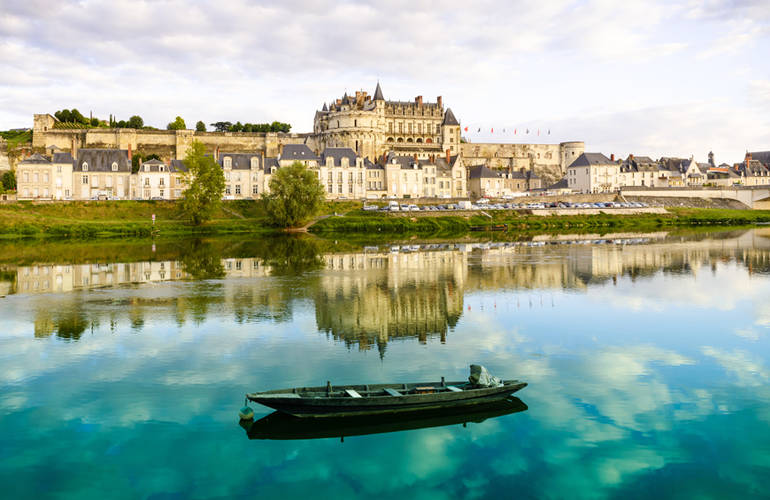 Château d'Amboise avec au premier plan une barque sur la Loire