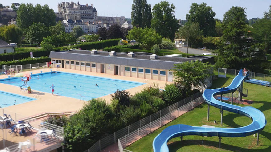 Vue aérienne de la piscine de l'Île d'Or avec toboggan, grand bain, petit bain et pataugeoire.