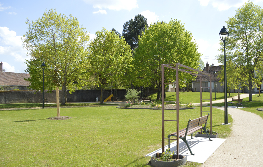 Square Jeanne de France Dans un cadre verdoyant, vue sur un banc, des arbres et une aire de jeux.
