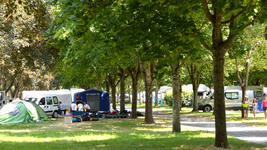 Le camping de l'Île d'Or ombragé