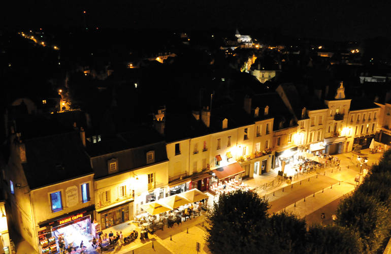 Vue en plongée de nuit de la place Michel Debré.