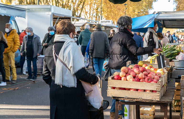 Vue sur une allée du marché sur les bords de Loire.