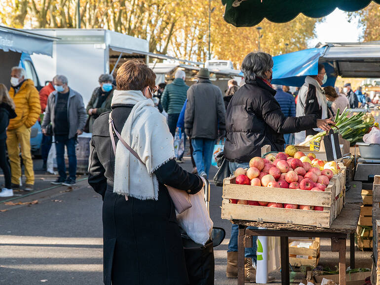 Vue sur une allée du marché sur les bords de Loire.