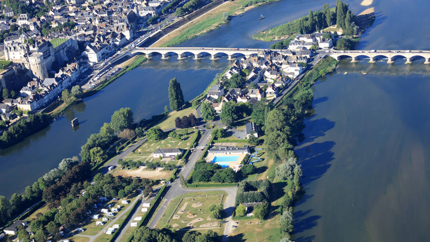 Photo prise du ciel où l'on voit la pointe ouest de l'île d'Or avec le pont reliant l'Île à la ville et au château.