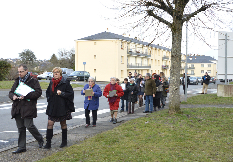 Diagnostique en marchant Dans le quartier Malétrenne, des habitants et élus parcours la rue pour réaliser un diagnostique en marchant.