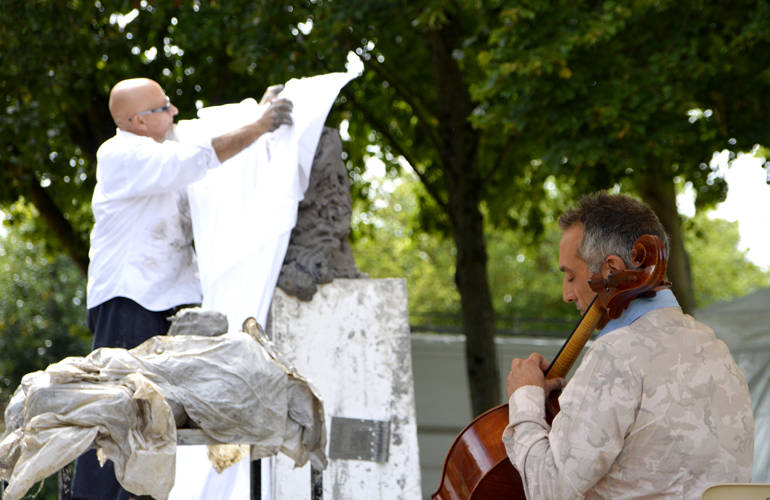 Spectacle de sculpture et de musique.