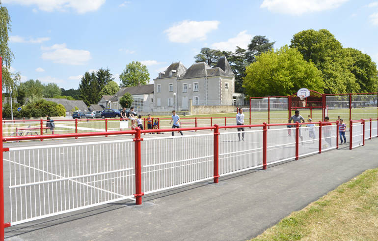 Des enfants jouant au city-stade d'Amboise.