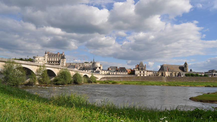 Vue sur le château d'Amboise et la Loire depuis l’Île d'Or.
