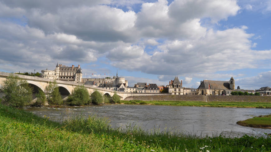 Vue sur le château d'Amboise et la Loire depuis l’Île d'Or.