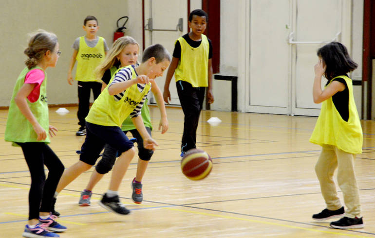 Des enfants jouant au basket.