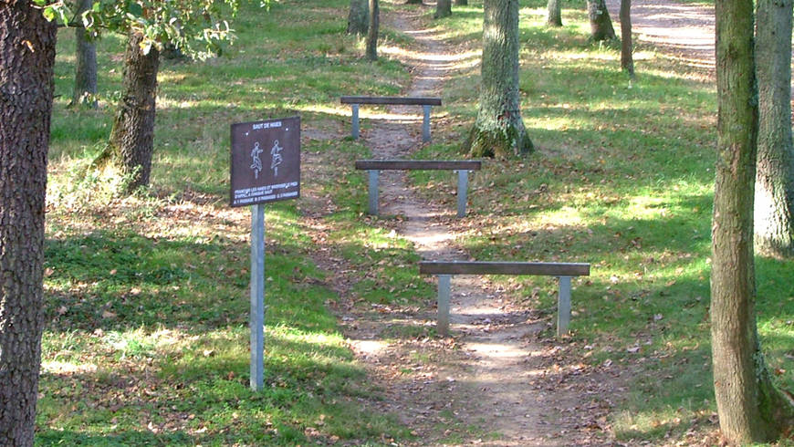 Parcours santé avec petite barrière à sauter sur l'Île d'Or.