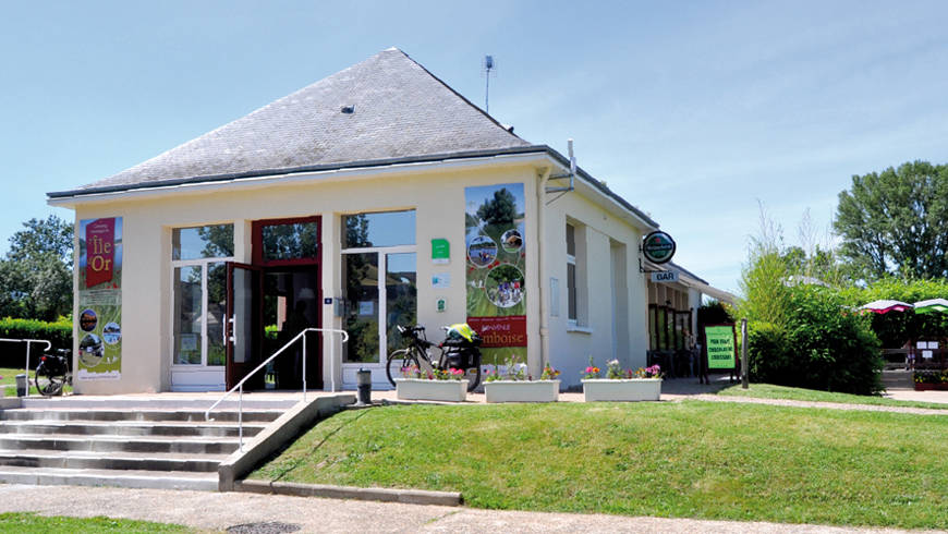 Bâtiment d'accueil du camping sur l’île d'Or.