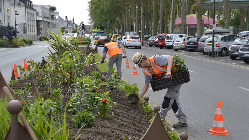 Des jardiniers aménagent les parterres du quai Général de Gaulle