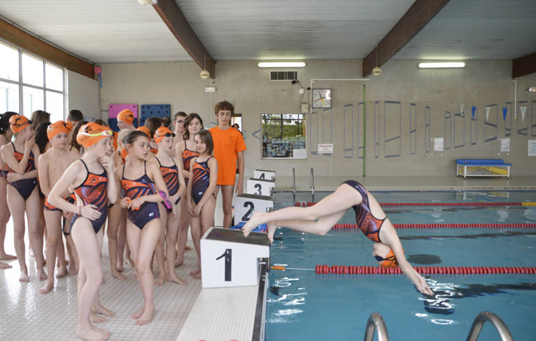 Des enfants à la piscine.