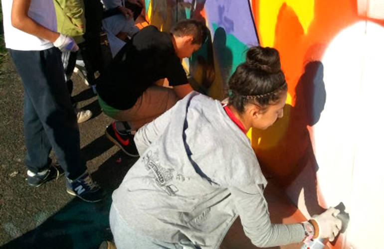 Des jeunes réalisent des graffitis.