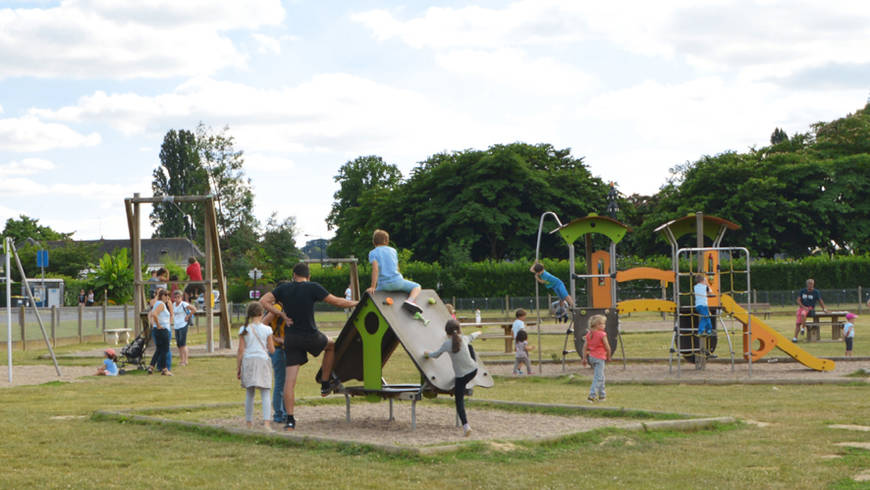 De nombreux enfants jouent sur l'aire de jeux de l'Île d'Or.