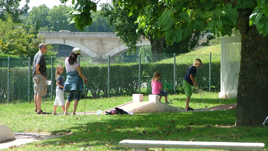 Une famille joue au mini golf sur l'Île d'Or.