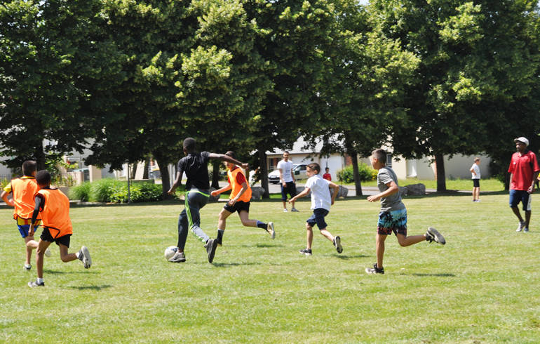 Des enfants jouent au foot sur le terrain de la Verrerie.