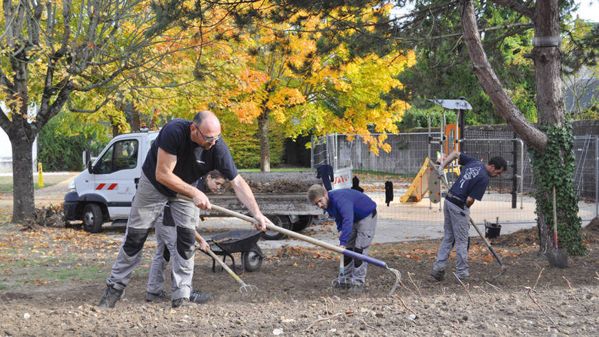 Des jardiniers aménage l'espace vert du square Jeanne de France.