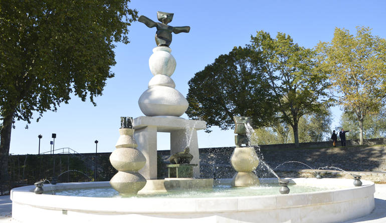 Fontaine de Max Ernst sur les bords de Loire.