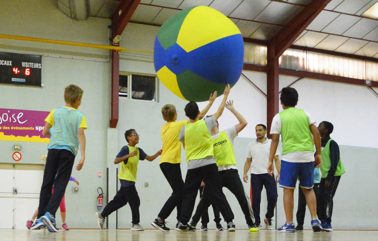 Des enfants jouant au ballon.