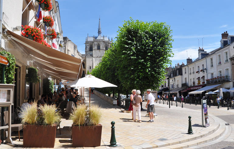 Vue sur la place Michel Debré l'été. Vue sur le château en second plan.