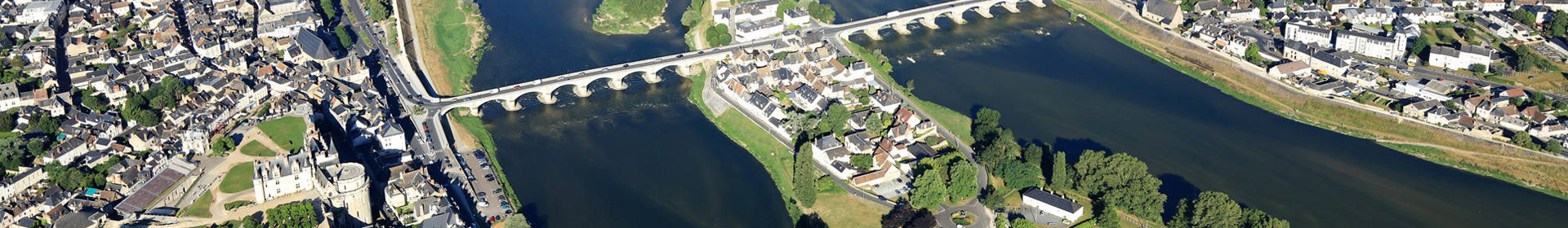 Vue de la ville d'Amboise en drone.