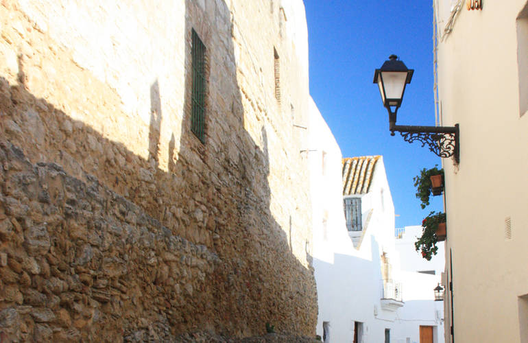 Une ruelle de la ville de Vejer de la Frontera.