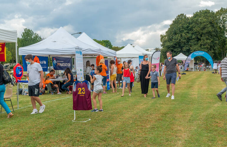 A l'ensemble sportif Claude Ménard, les associations sportives sont réunies pour les inscriptions. Il y a beaucoup de monde.