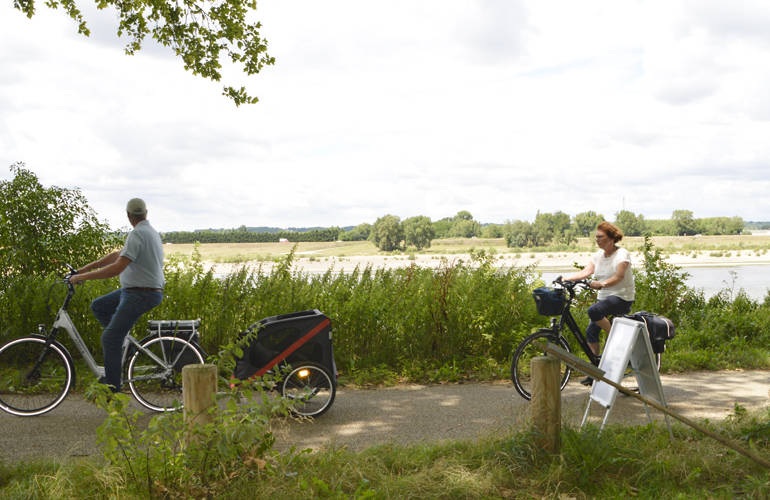 Deux personnes sont en train de faire du vélo sur les bords de la Loire.