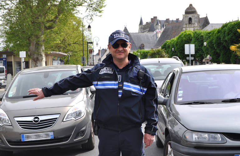 Un policier fait la circulation dans le centre-ville.