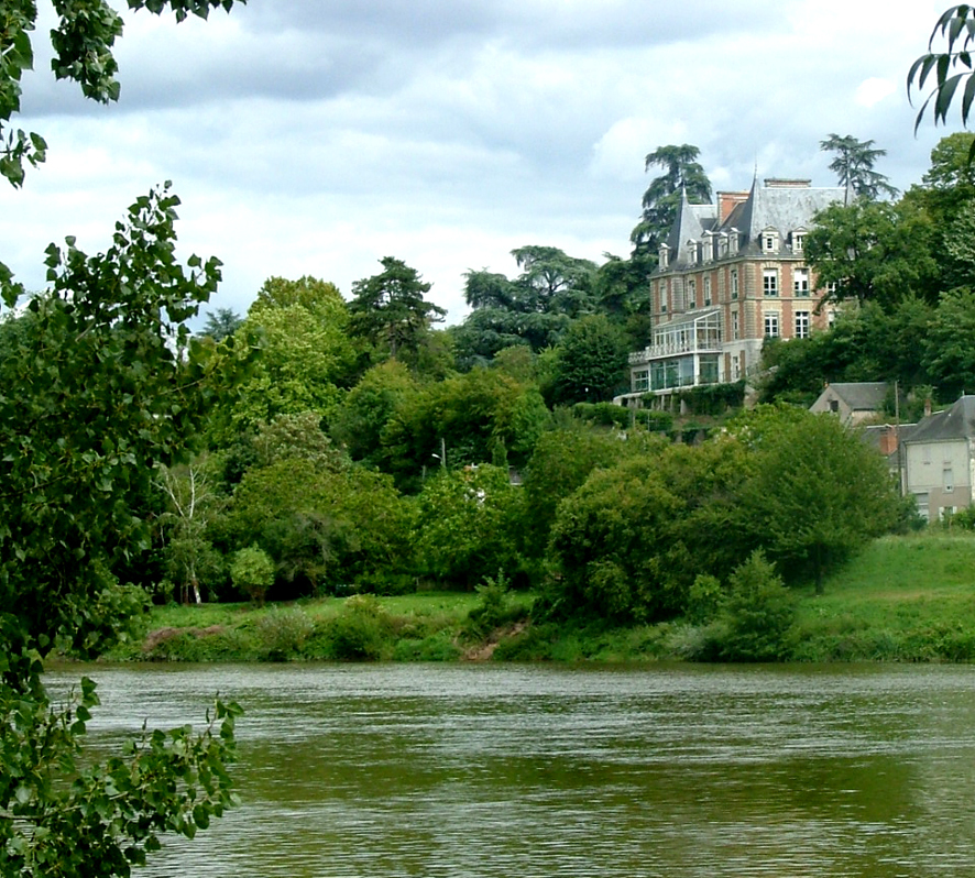 Vue sur le bâtiment du centre Malvau qui surplombe la Loire.