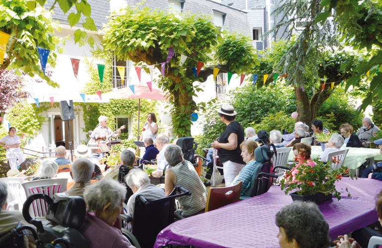 Fête à l'EHPAD pour les seniors.