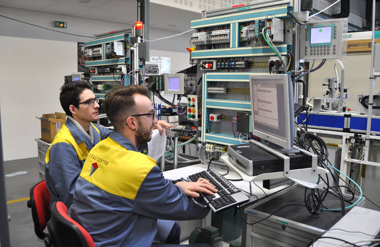 Deux élèves du Centre de Formation d'Apprentis de l'Industrie travaillent sur ordinateur.
