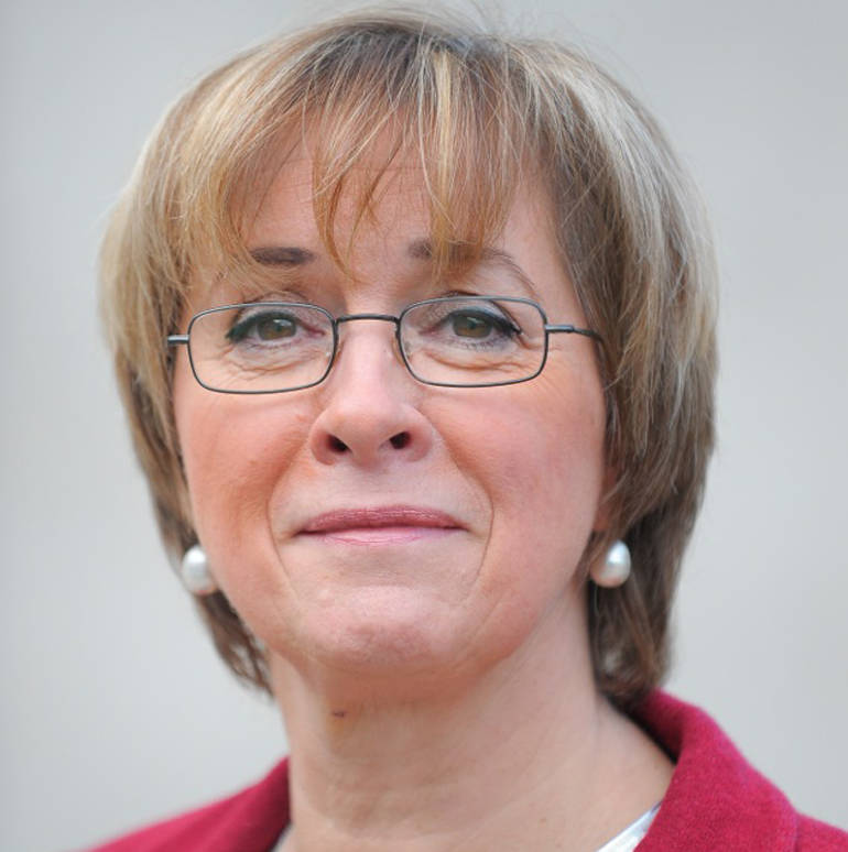 Isabelle Gaudron - 1e adjointe Déléguée à l’économie, à la politique de la ville, à la vie des quartiers, à la citoyenneté, à l’économie numérique et au développement des nouvelles technologies, à la communication, aux relations publiques et à l’animation du conseil des sages, chargée de la création du forum des métiers. Vice-Présidente de la Région Centre- Val de Loire chargée de la formation professionnelle, de l’apprentissage et du personnel. Vice-Présidente du conseil communautaire.