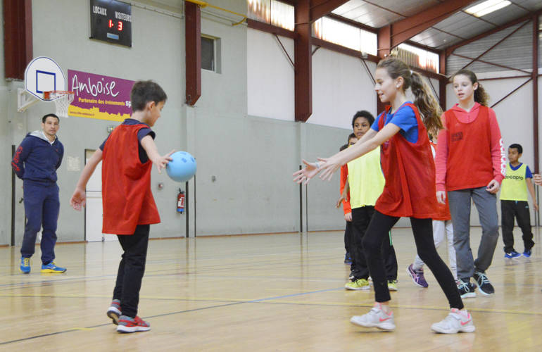 La ville vous accompagne : des enfants sont en train de jouer au ballon. Vacances pour tous.