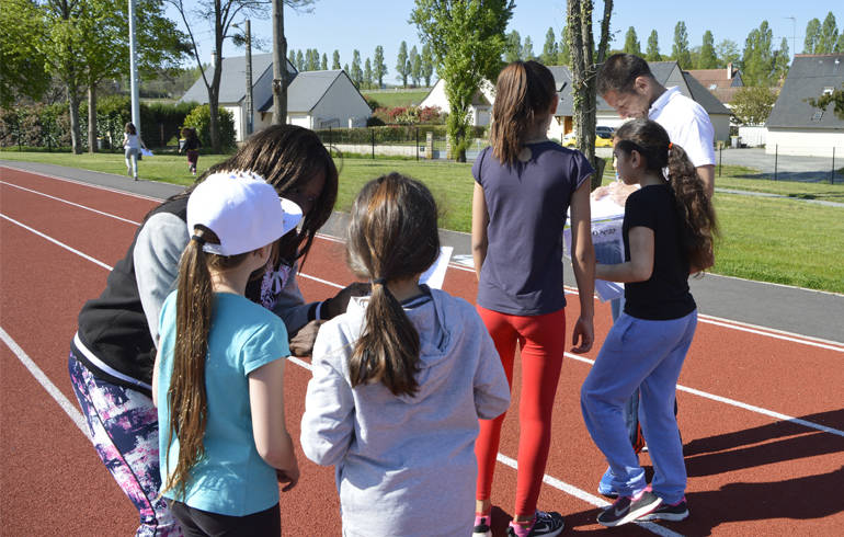 Enfants faisant de l'athlétisme.