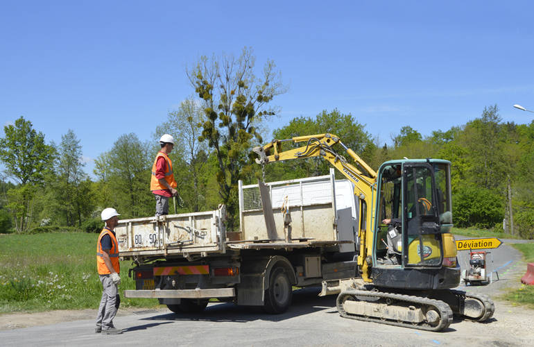 Des agents de la ville prépare des travaux autour d'un camion.