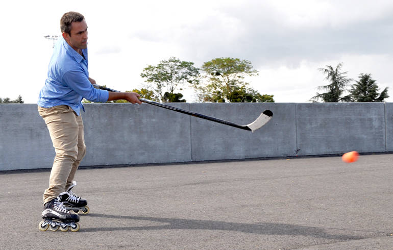 Une personne faisant du hockey.