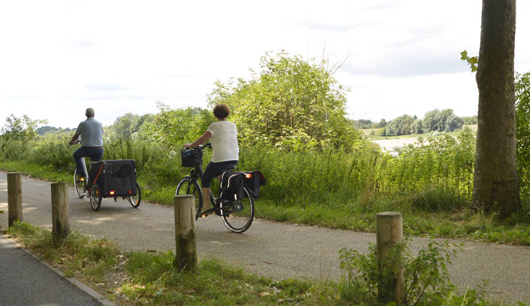 Deux personnes font du vélo sur les bords de Loire.