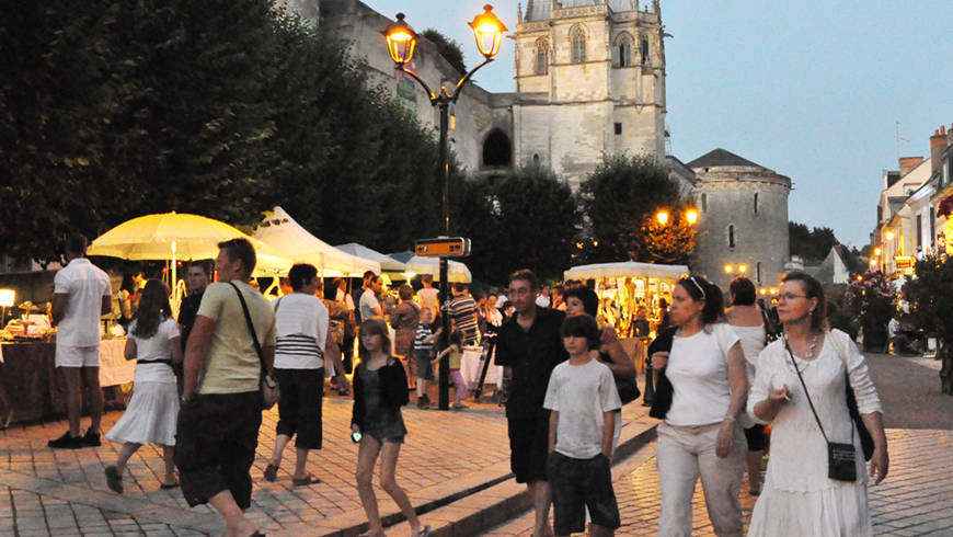 Balade au marché nocturne sur la place Michel Debré.