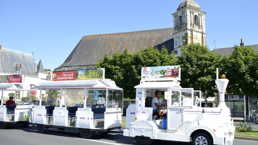 Petit train avec des passagers devant l'église Saint-Florentin.