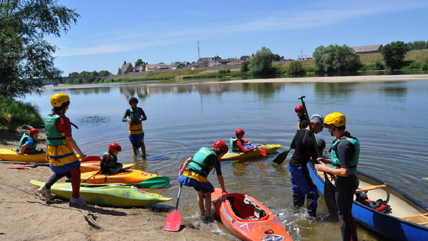 Plusieurs personnes s'apprêtent à partir en canoë sur la Loire.