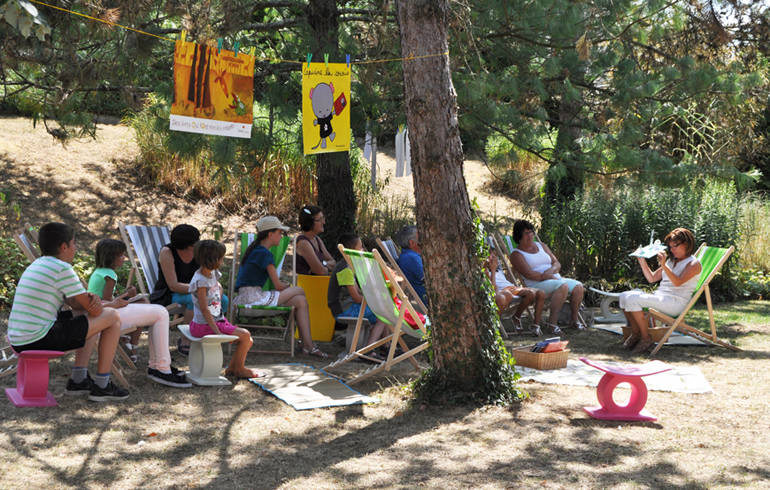 Lecture au jardin de la médiathèque Aimé Césaire.