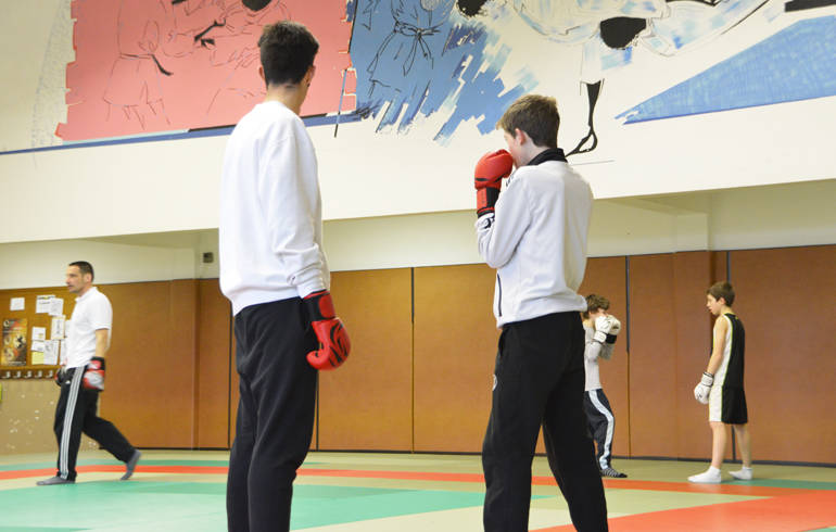 Des enfants faisant de la boxe.