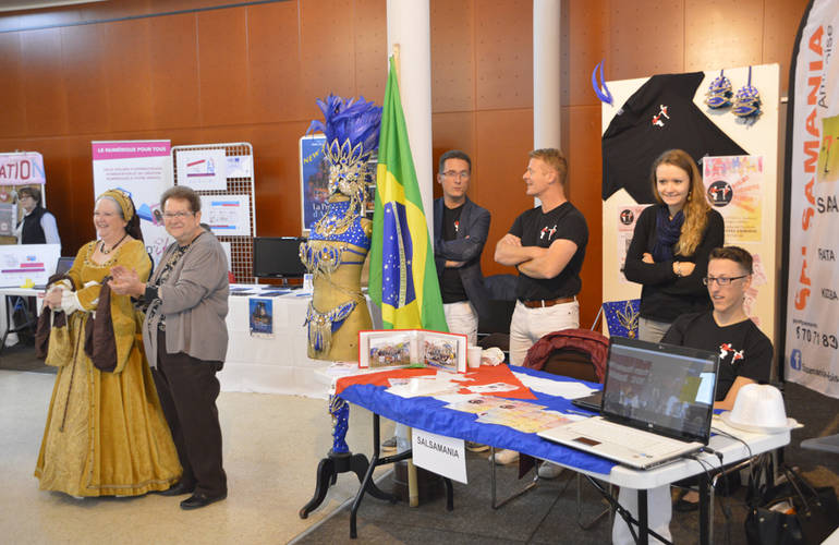 Dans la salle des fête Francis Poulenc, les associations culturelle présentent leurs activités.