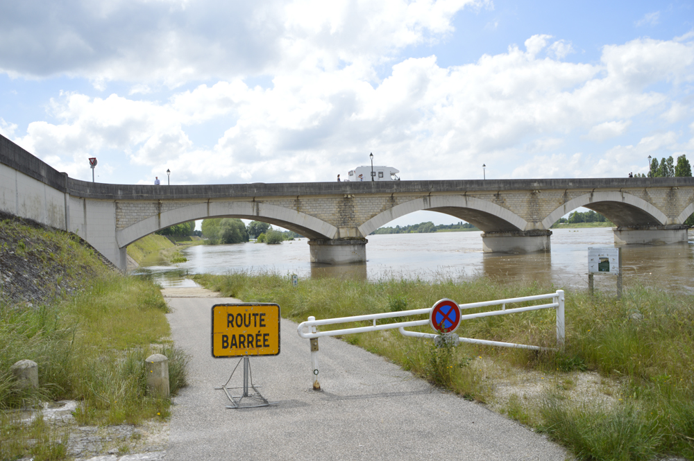 Panneau route barrée au bord de Loire en juin 2016. La Loire est montée jusqu'à la voie verte.