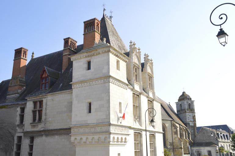 Façade du Musée - Hôtel Morin sous un grand ciel bleu.