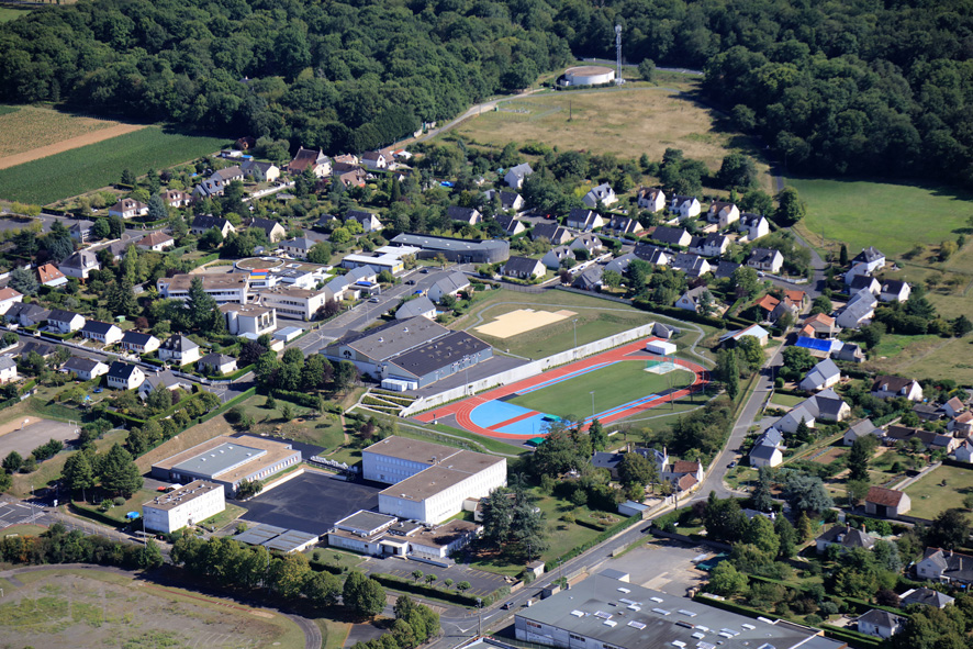Stade des 5 Tourangeaux Vue aérienne du stade des 5 Tourangeaux au coeur de la cité scolaire