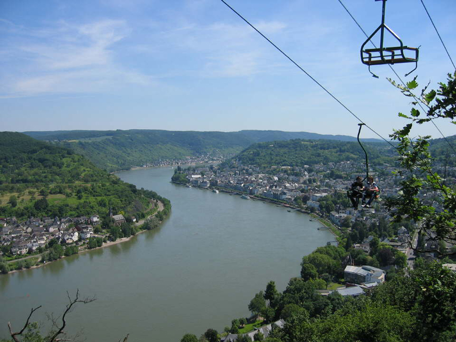 Vue en hauteur de la ville de Boppard avec le téléphérique.